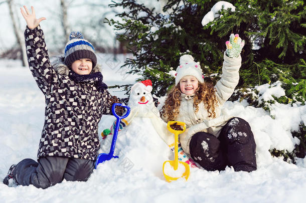 孩子们在公园里堆雪人。