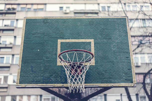 住宅区带有背板的篮球圈