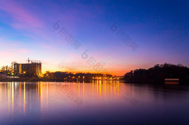 彩色城市景观的khmelnytskyi市在夜间，日落后，沿河南虫，乌克兰