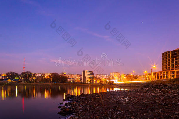 彩色城市景观的khmelnytskyi市在夜间，日落后，沿河南虫，乌克兰