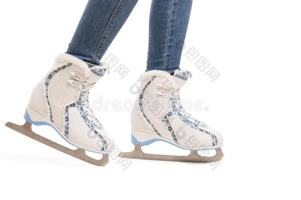 穿白色溜冰鞋的花样滑冰运动员的腿