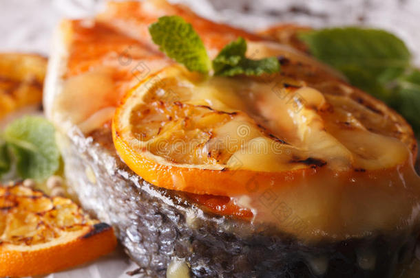 美食：带橙色宏的烤鲑鱼牛排。 水平的