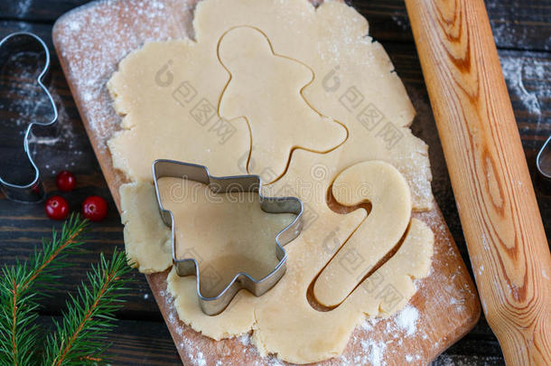 烘焙圣诞<strong>饼干</strong>-面团在一个板上与面粉，<strong>饼干切</strong>割机和<strong>饼干</strong>