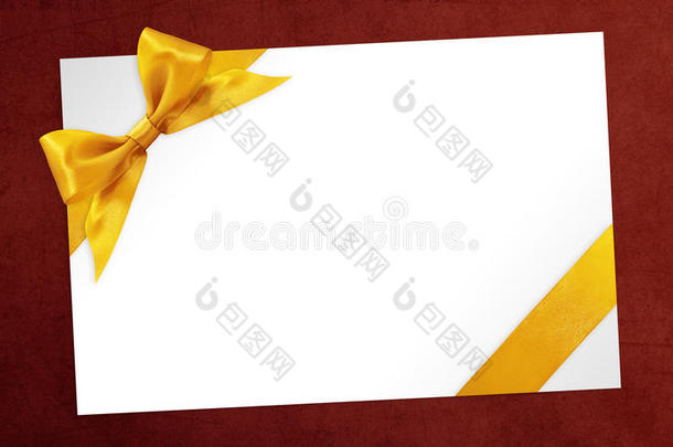 卡片礼物红色背景上孤立的金色丝带蝴蝶结
