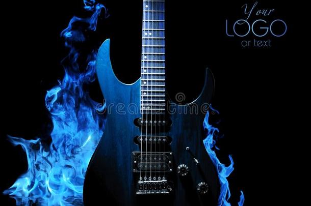 蓝色吉他，黑色背景有火
