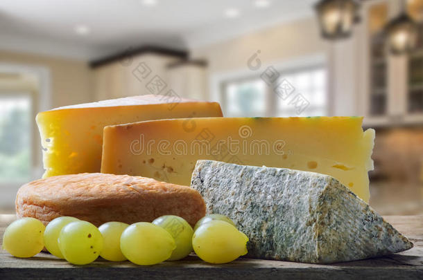 不同类型的奶酪和葡萄