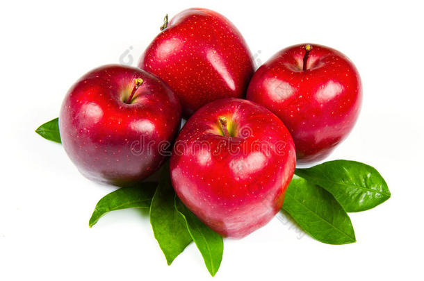 新鲜的带叶子的红苹果
