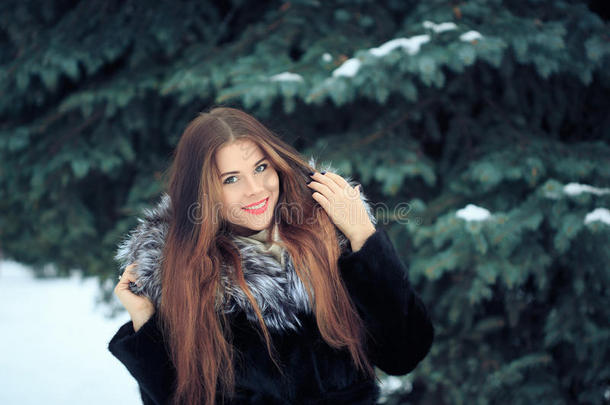 雪景中美丽的微笑女孩