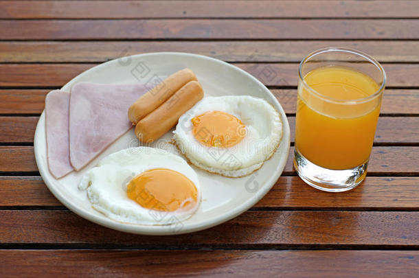 早餐配<strong>火腿肠</strong>、鸡蛋和橙汁