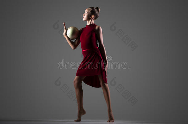体操女孩带球跳舞