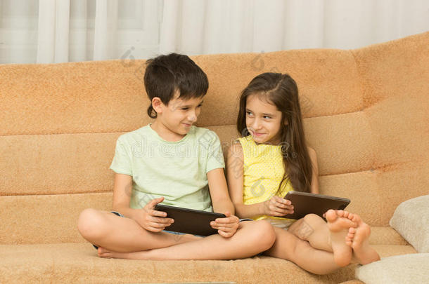 孩子们坐在平板电脑上使用平板电脑