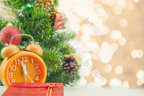 圣诞礼物庆祝时间橙色时钟和圣诞树。