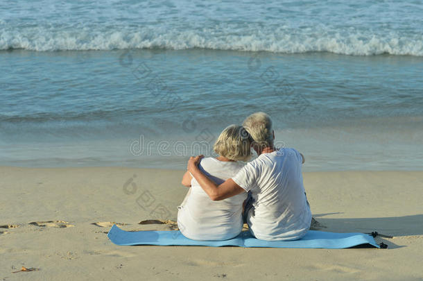 老年夫妇在热带度假胜地休息