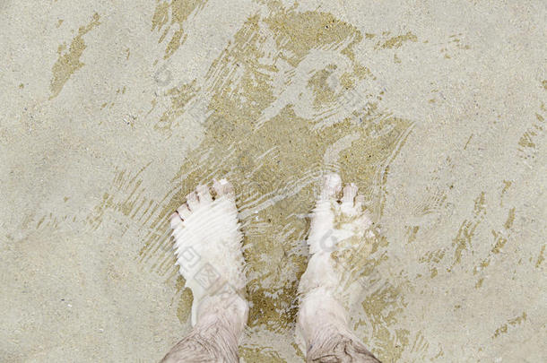 背景光秃秃的赤脚赤脚的海滩