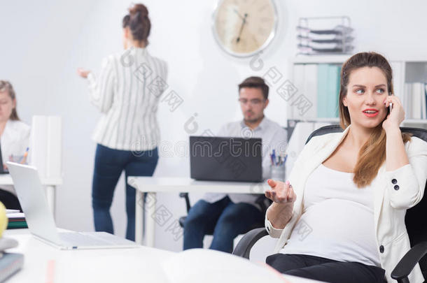 女商人在怀孕期间工作