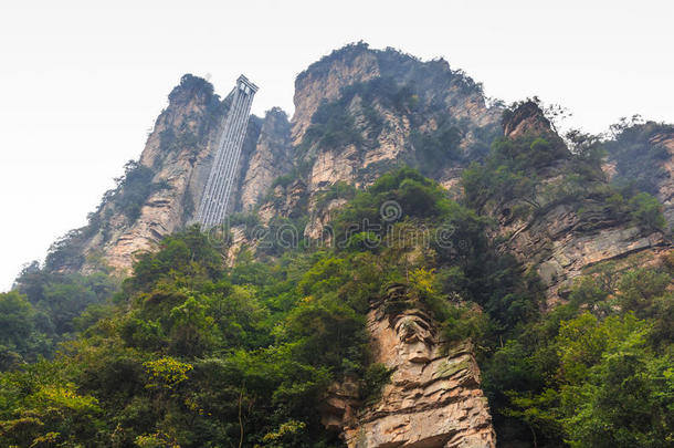 乘坐电梯到张家界国家公园（天山)山顶(天子山自然保护区）