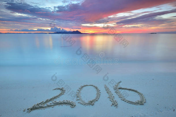 在日落时写在沙滩上的2016年。