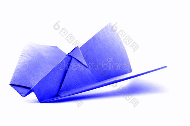 <strong>蓝色折纸</strong>飞机，白色背景上分离的纸手制飞机