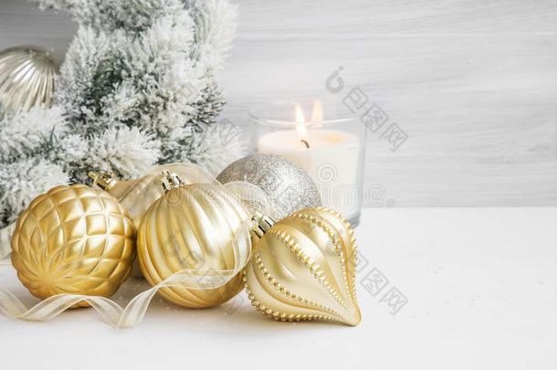 金色经典圣诞球和蜡烛与雪花环