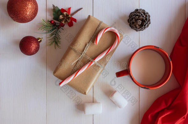 手工制作的礼物与糖果拐杖和圣诞装饰品