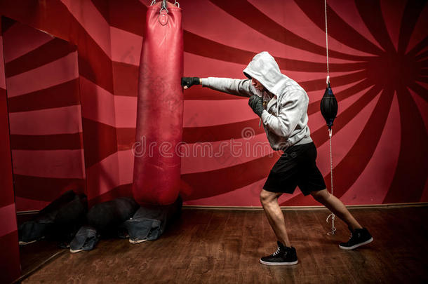 戴帽衫的运动员在拳击健身房锻炼，准备战斗