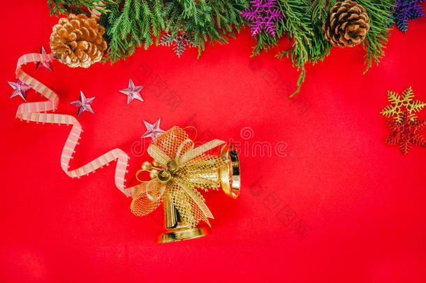 红色背景上有圆锥形和金色铃铛的圣诞树