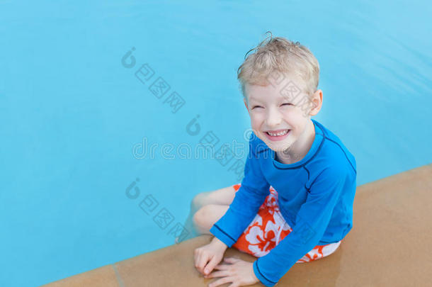 游泳池里的孩子