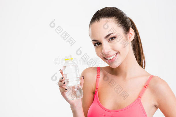 可爱的健身女孩拿着一瓶水