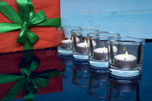 蜡烛背景上有礼物的盒子