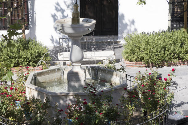 米贾斯镇广场的喷泉，西班牙南部最美丽的“白色”村庄之一，称为安达卢西亚。
