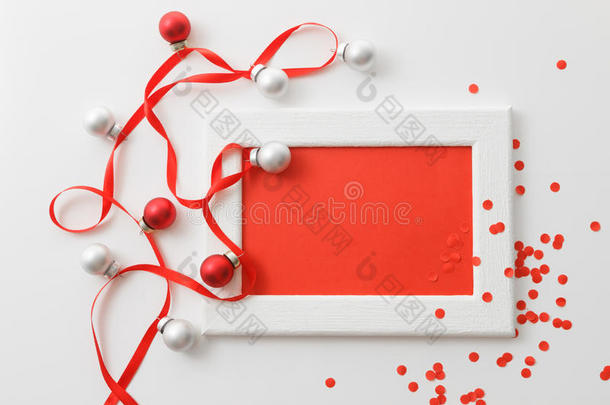 贺卡模板由白色框架和红色卡片与红色丝带，银和红色球和红色纸屑