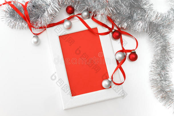 贺卡模板由白色框架和红色卡片与红色丝带，银和红色球和银锡片
