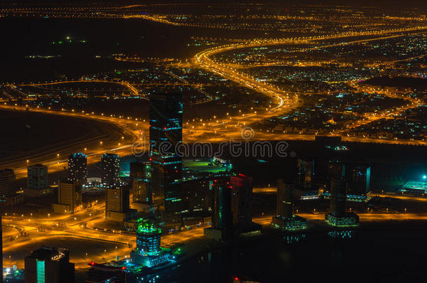 迪拜市中心夜景与城市灯。 上面的风景