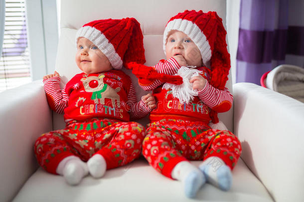 穿着圣诞老人服装的<strong>双胞胎宝宝</strong>
