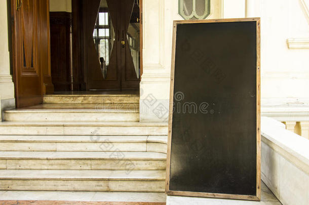 入口处的黑板标语牌