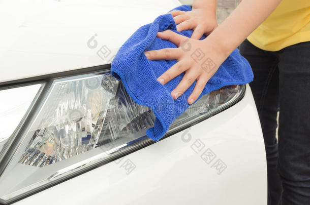 用微纤维布清洗汽车的女人