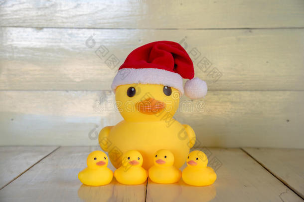 圣诞节的概念，橡胶黄鸭戴圣诞老人帽子