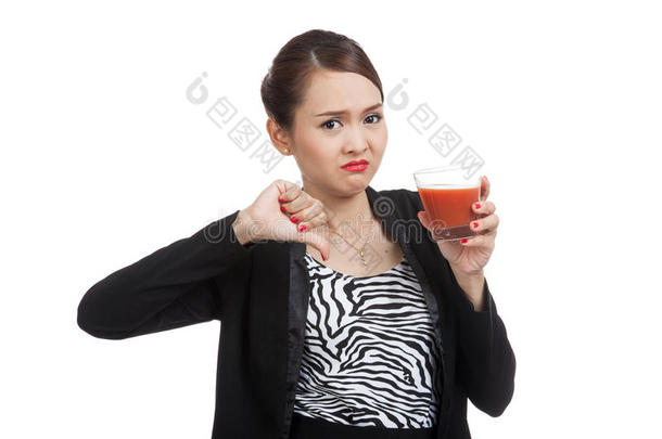 亚洲女人竖起大拇指讨厌<strong>西红</strong>柿汁
