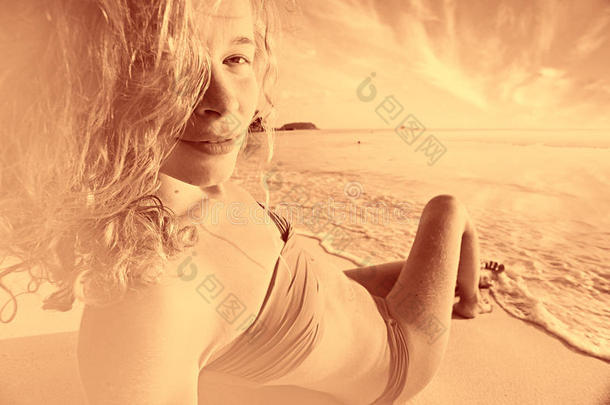 金发女孩在海滩上晒太阳