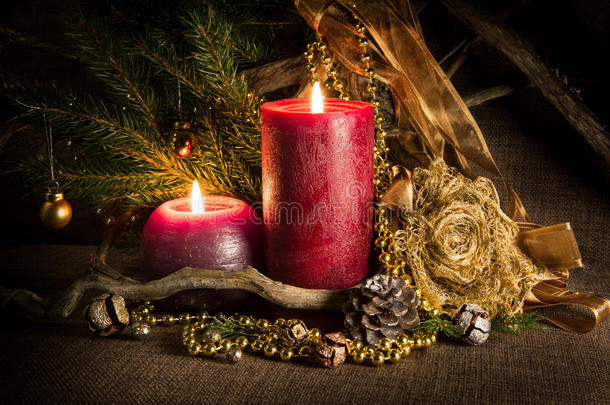 圣诞树和装饰品，装饰蜡烛和漂流木