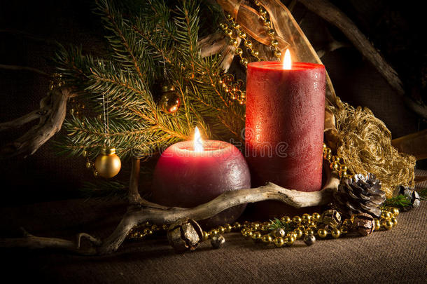 圣诞树和装饰品，装饰蜡烛和漂流木