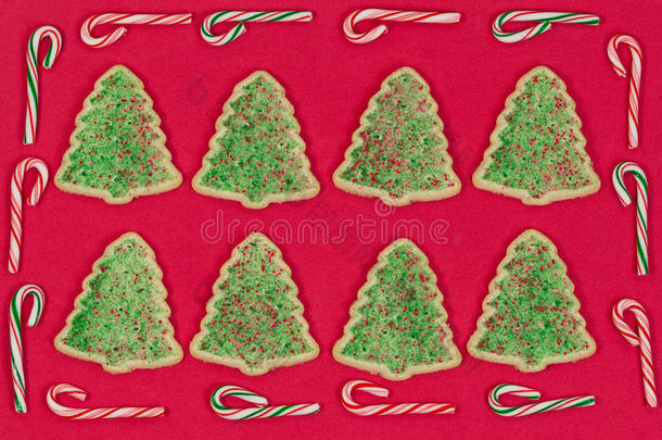 圣诞树形状的饼干被糖果手杖包围