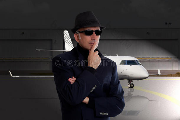 商人站在私人飞机旁边
