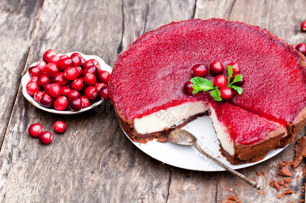 美味的蔓越莓蛋糕与果冻和新鲜的蔓越莓为c