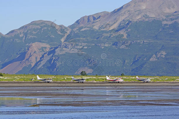 飞机在遥远的海岸<strong>列队</strong>