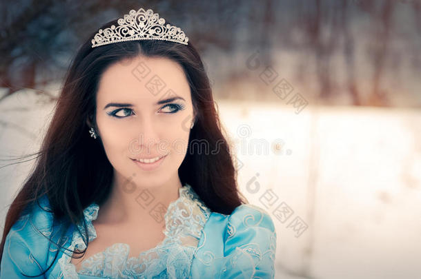 冬季装饰中美丽的雪女王的特写