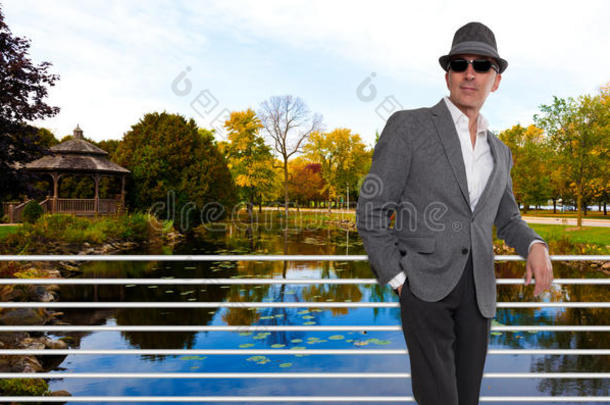 秋天站在桥边的时髦男人