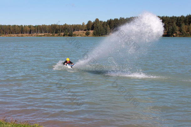 家伙把水从<strong>喷气</strong>式<strong>滑雪</strong>板上喷出来。