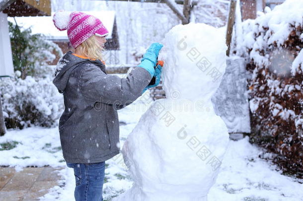 女孩正在<strong>堆雪人</strong>