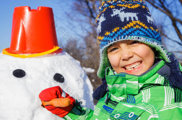 男孩堆雪人